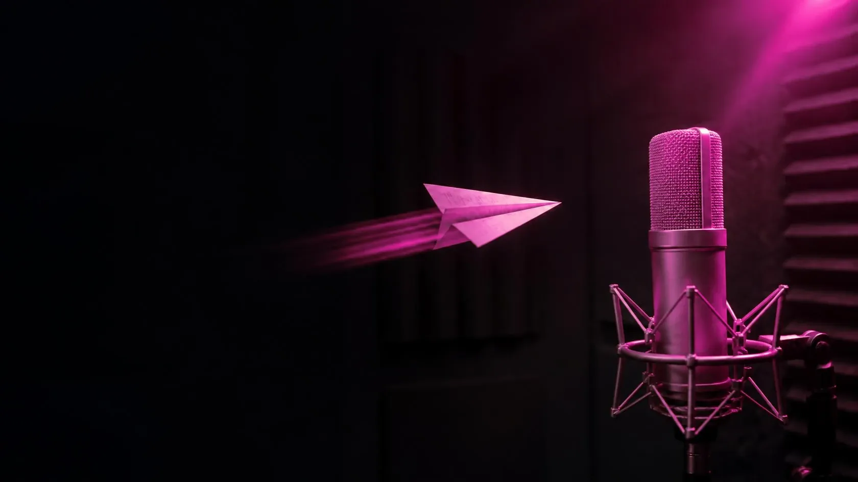 Un avion de papier plié dans une page de texte file vers un micro Neumann U87, sous une lumière rose.