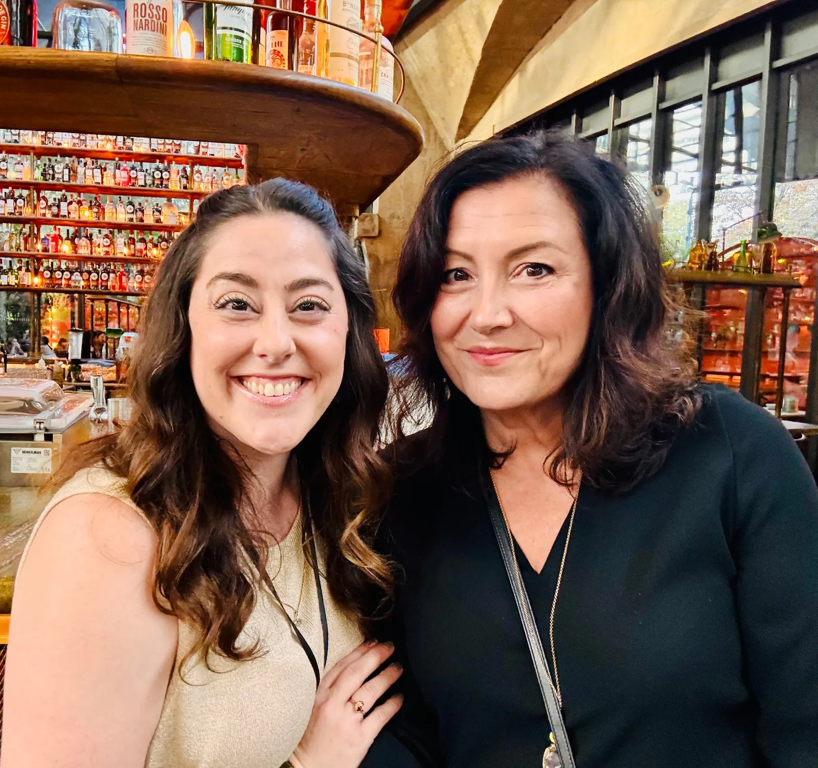 Stephanie Matard et Estelle Hubert, comédiennes voix off, souriantes côte à côte au VO Social Paris de septembre 2026