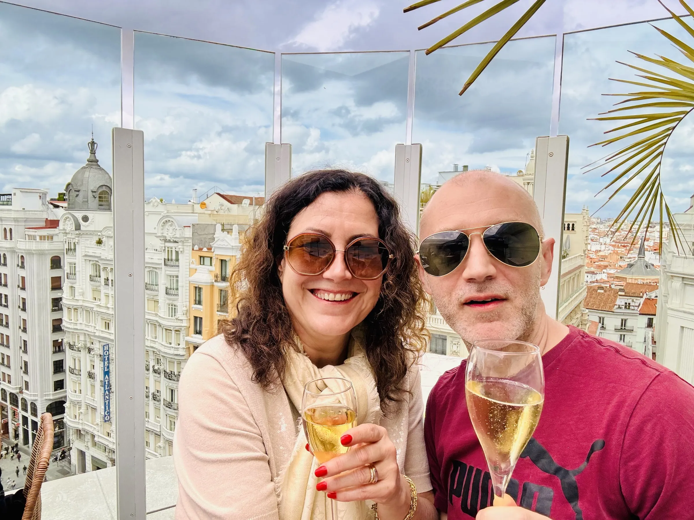 Estelle Hubert et François Lidove trinquent au cava sur un toit-terrasse de Madrid.