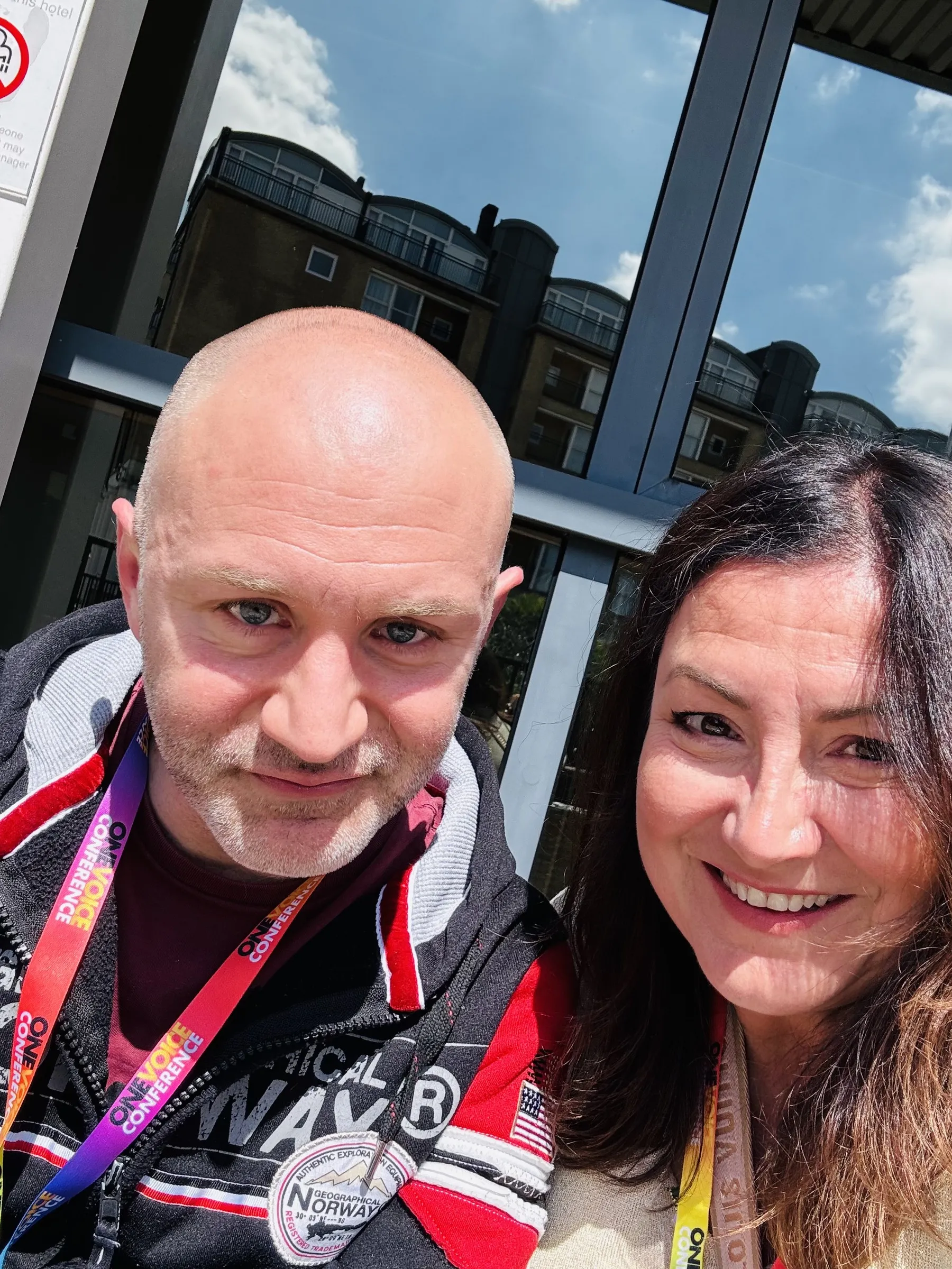 François Lidove et Estelle Hubert, le badge de la One Voice Conference autour du cou.