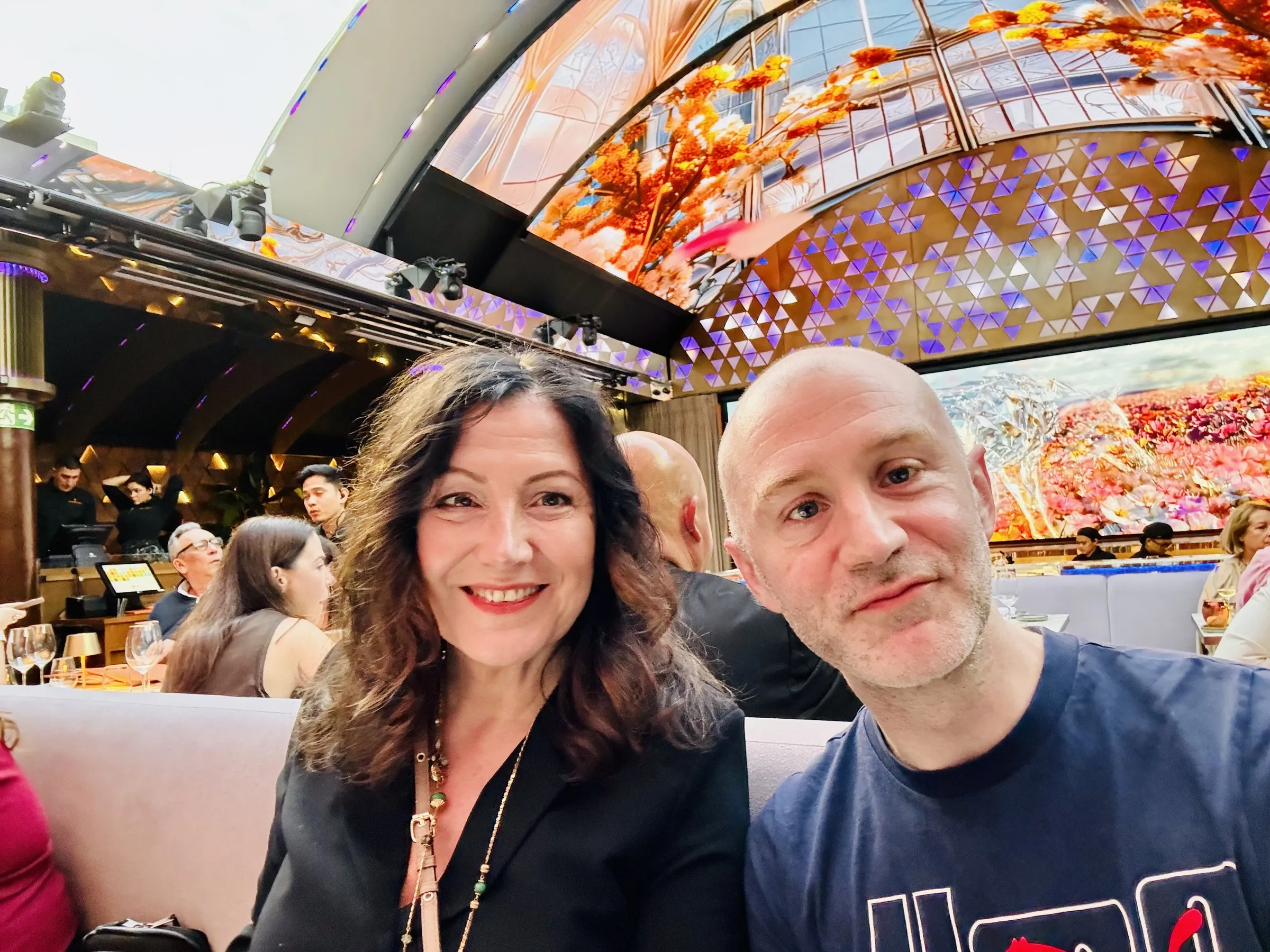 François Lidove et Estelle Hubert assis côte à côte dans un restaurant.