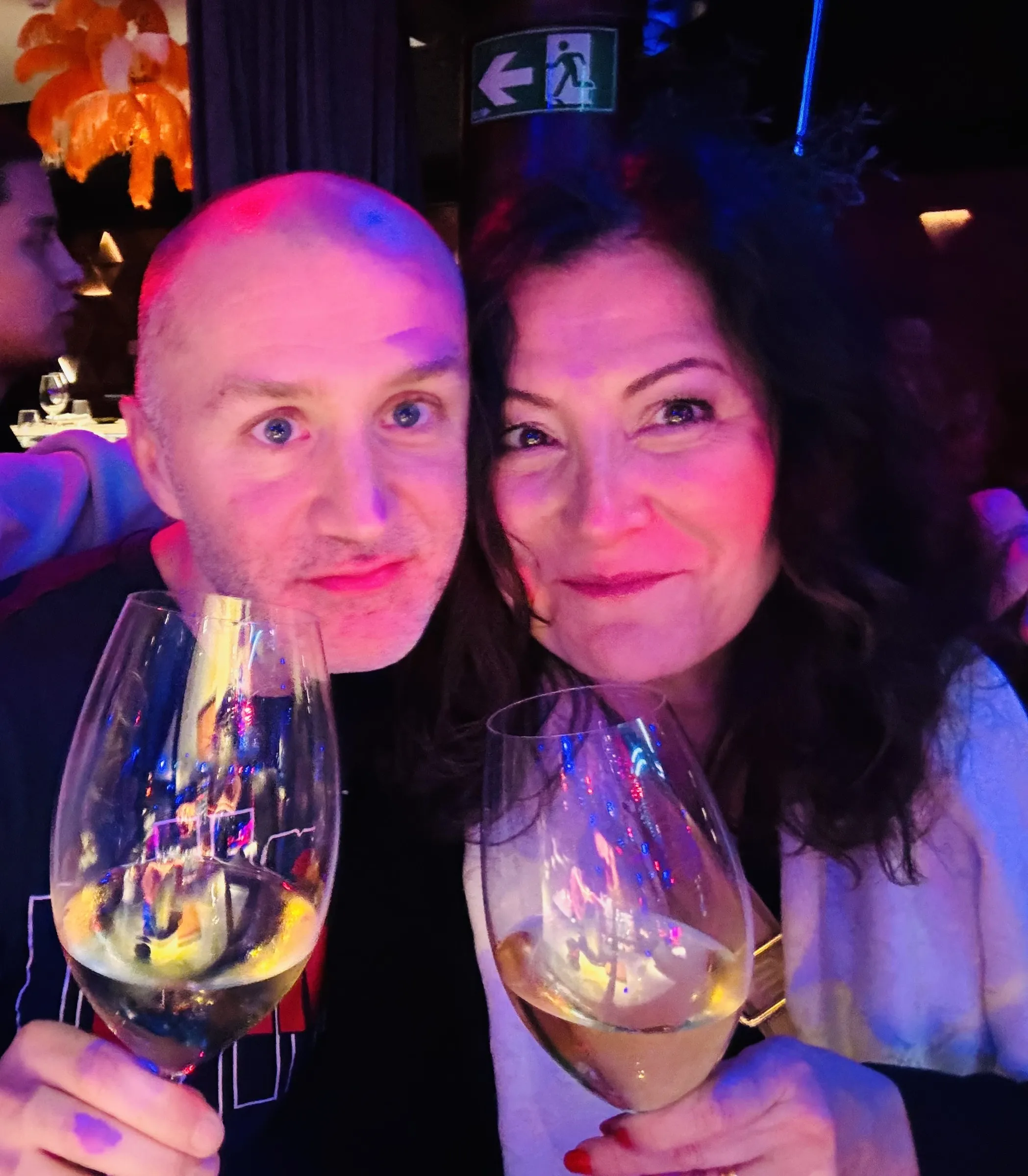 François Lidove et Estelle Hubert lèvent leur verre de vin blanc.