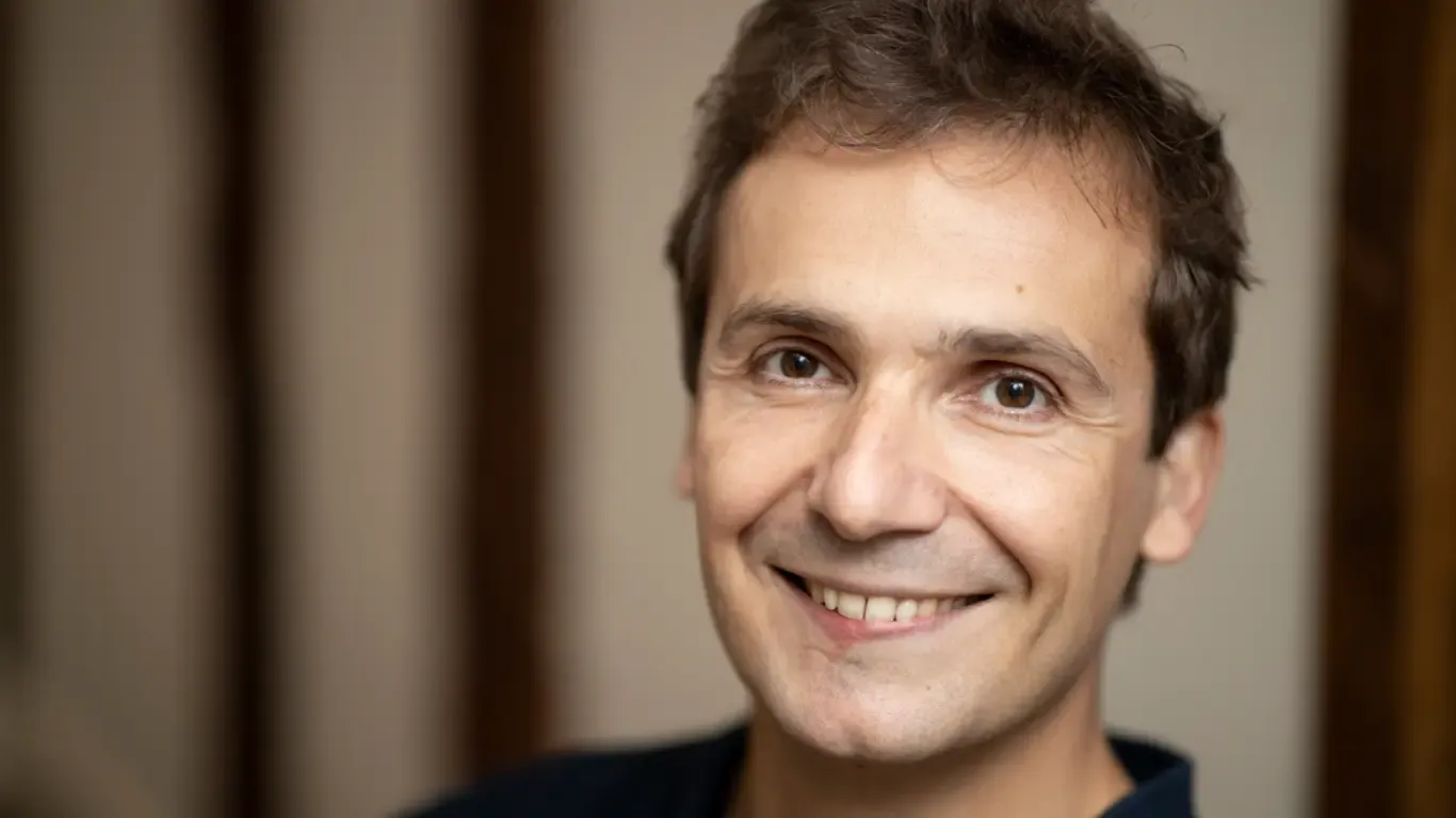 Smiling French voice actor Hervé Lacroix, guest at Apéro Voice on 28 April 2025