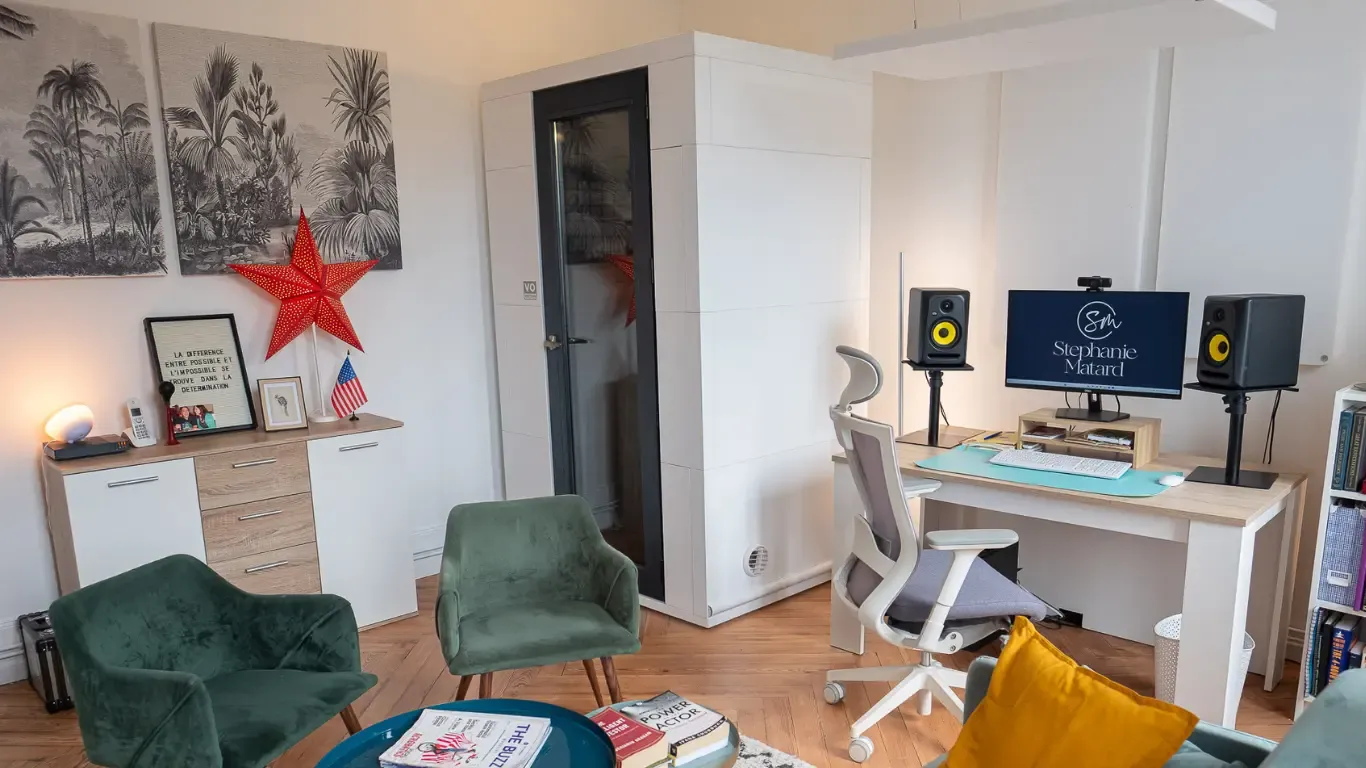 Le studio de Stephanie Matard : sa cabine Studiobricks blanche, son bureau, ses enceintes de monitoring et un coin salon