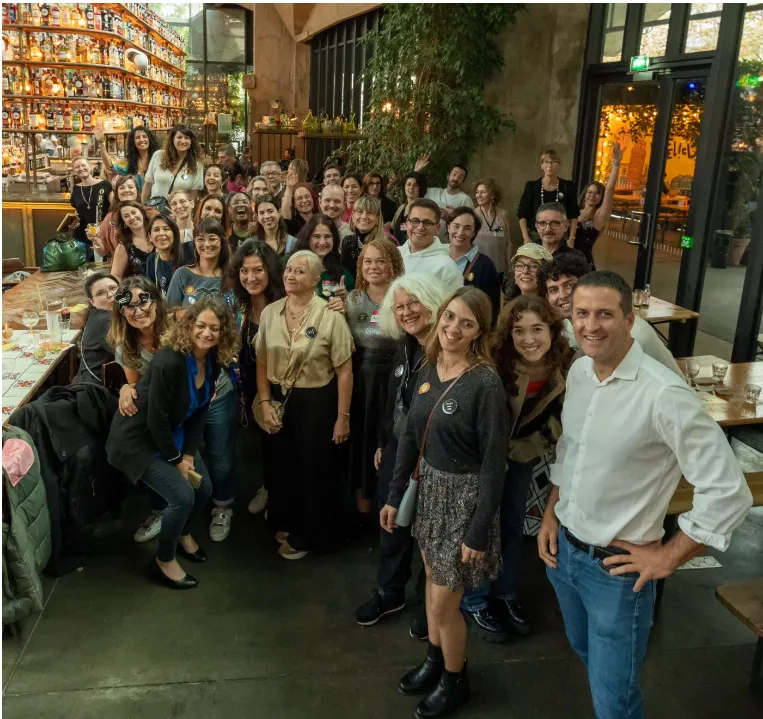 Photo de groupe du VO Social Paris de septembre 2025 : de nombreuses comédiennes et de nombreux comédiens voix off, souriants