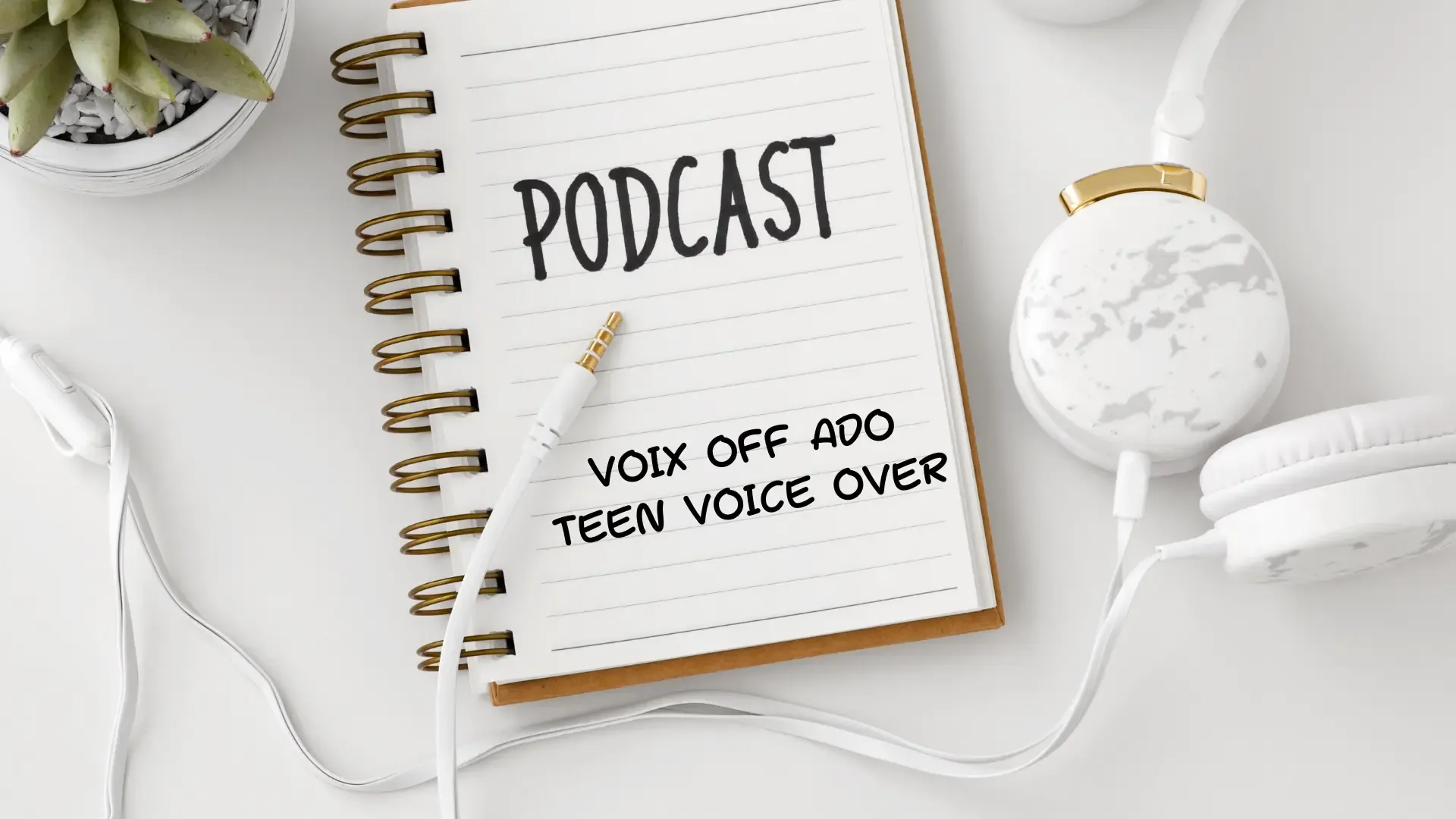 Un carnet portant les mots Podcast et Voix off ado, accompagné d’un casque blanc.
