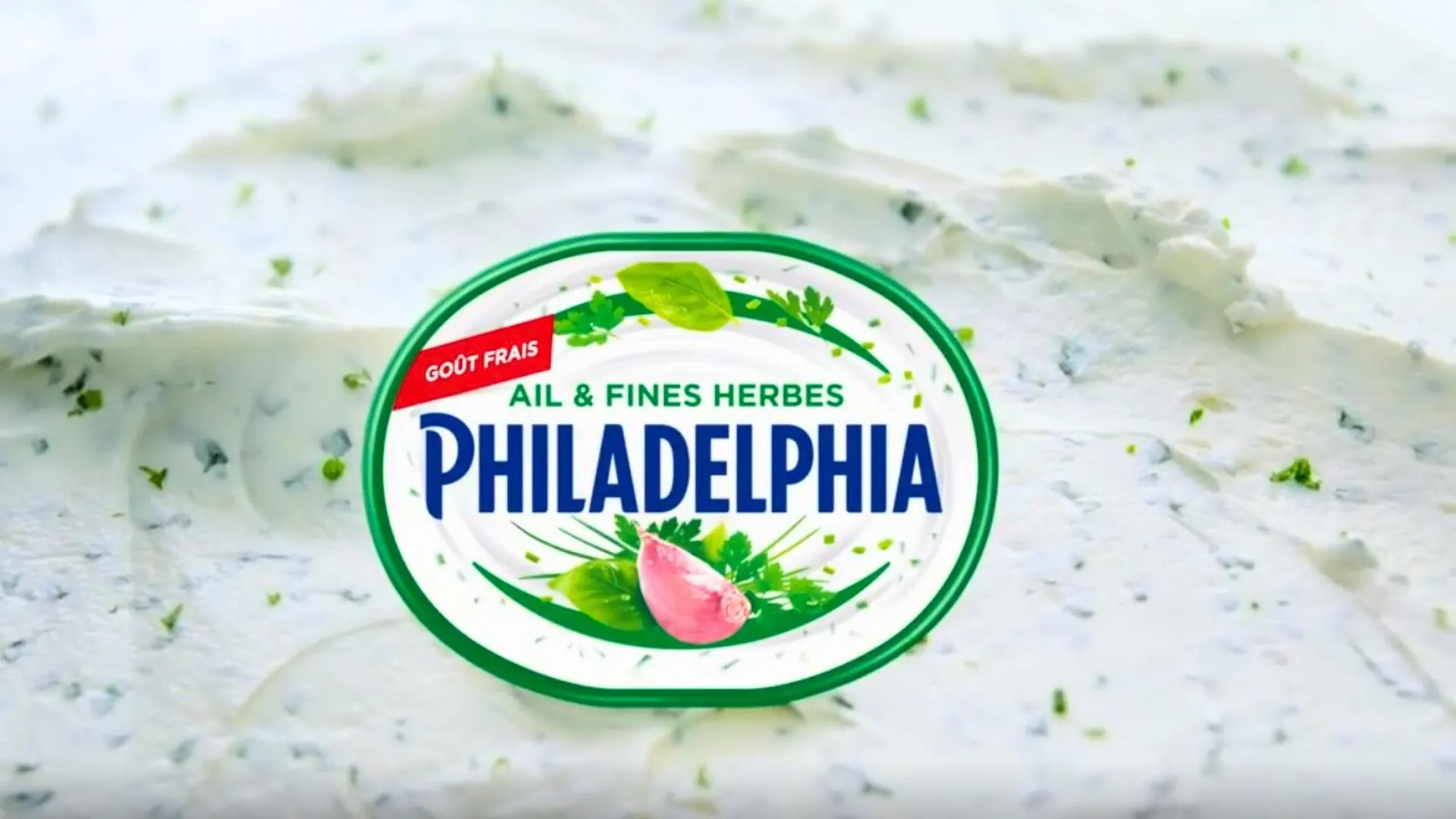 Une boîte de Philadelphia ail et fines herbes sur un fond de fromage frais.