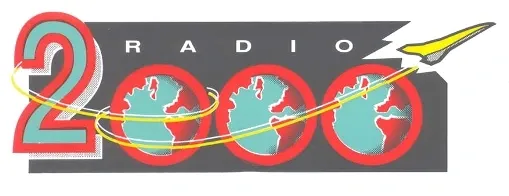 Logo de Radio 2000 : un grand 2 et trois globes terrestres reliés par un ruban jaune, un avion supersonique en haut à droite