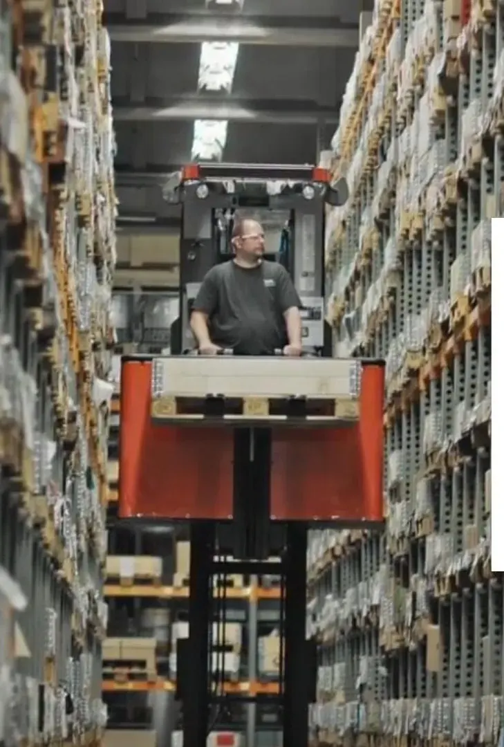 Cariste sur un chariot élévateur Toyota Material Handling dans un entrepôt : film institutionnel avec la voix off féminine d’Estelle Hubert