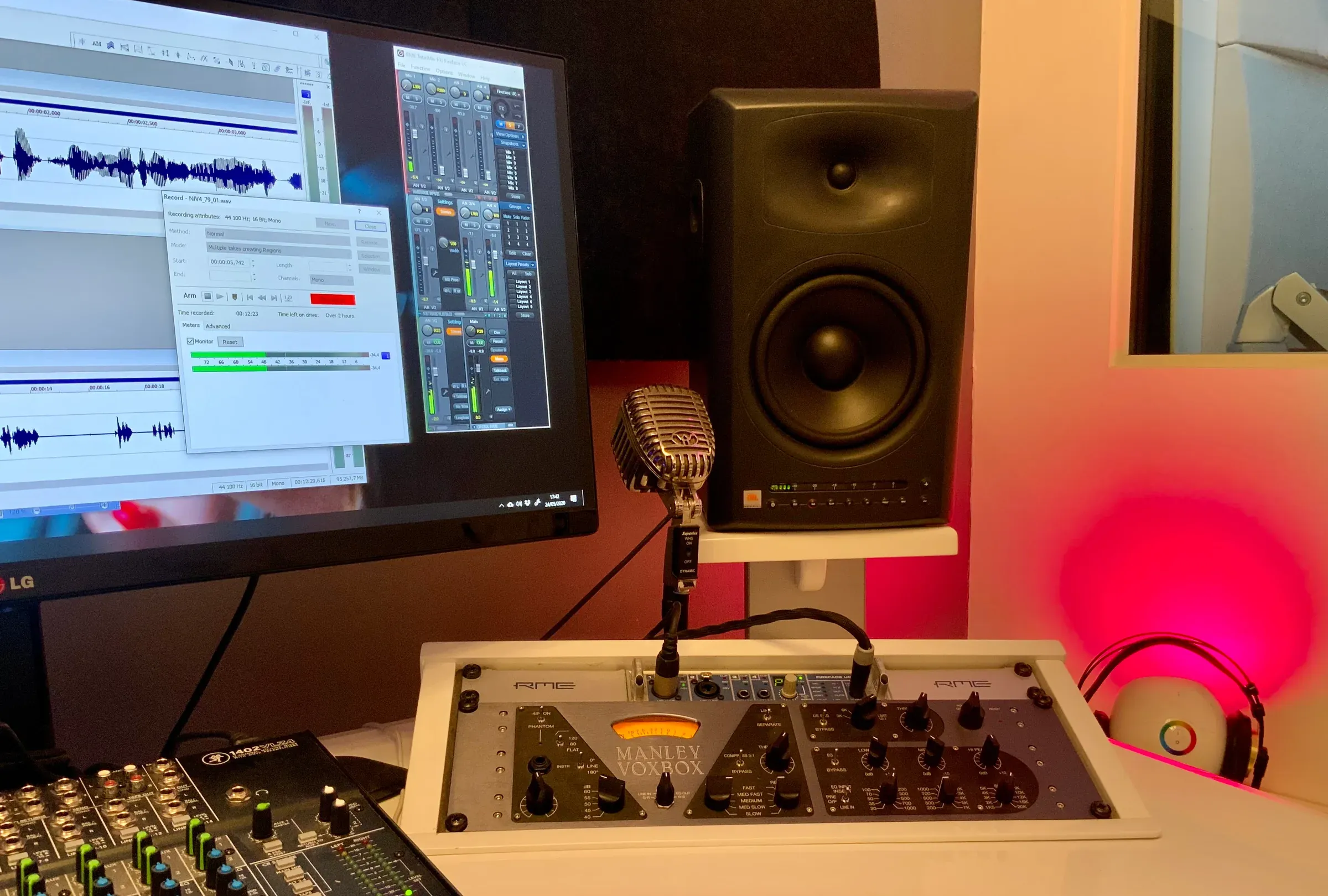 Régie du home studio d’Estelle Hubert : channel strip Manley VoxBox, enceinte JBL, micro vintage et onde d’un enregistrement à l’écran, dans une lumière rose