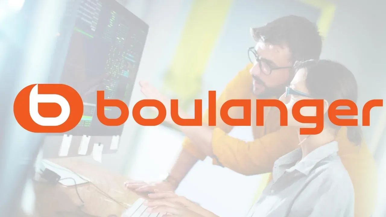 Logo Boulanger devant deux personnes au travail sur ordinateur