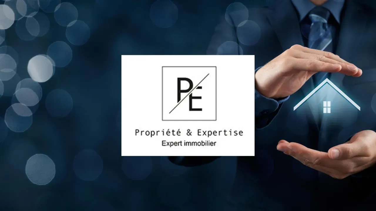 Mains protégeant une petite maison, logo Propriété et Expertise
