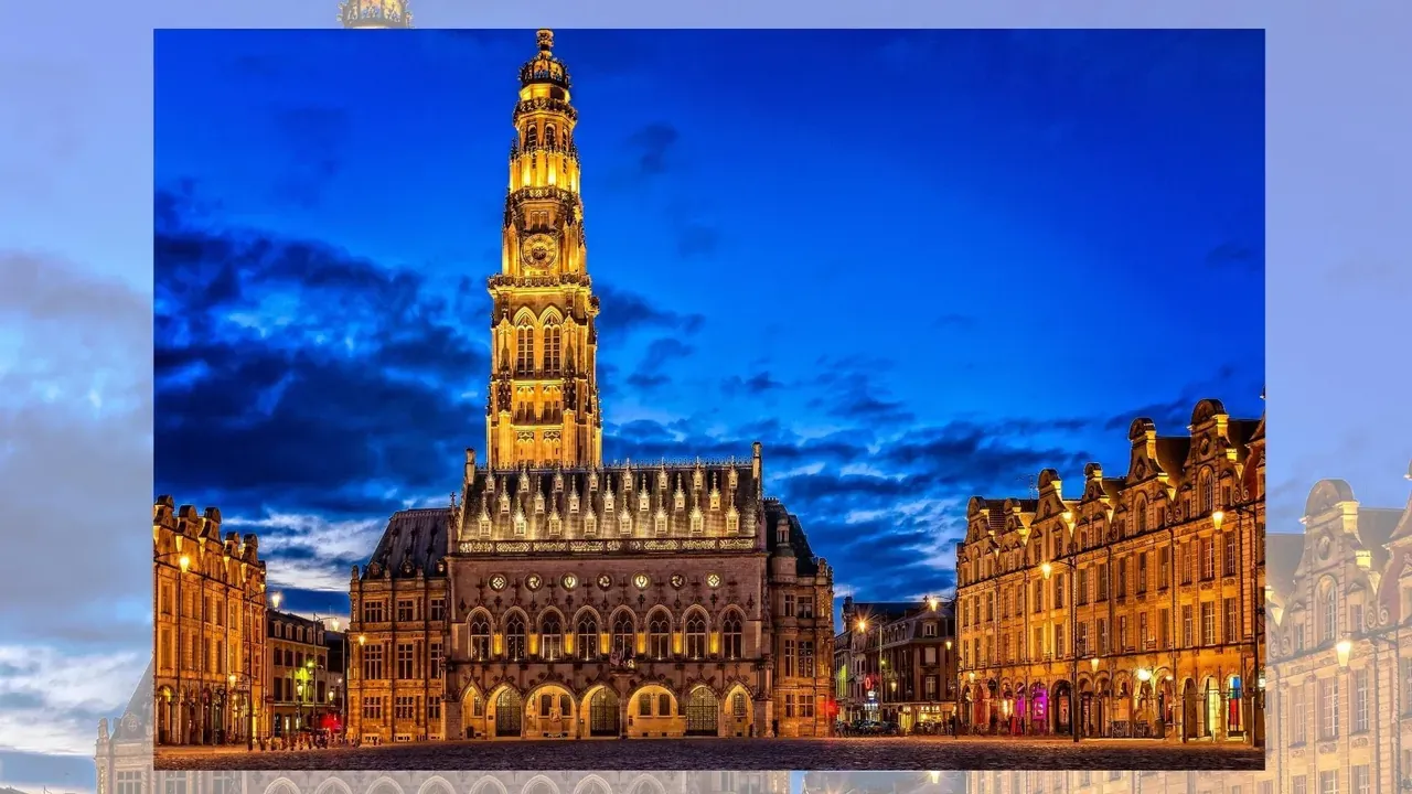 Beffroi et façades de la Grand-Place d’Arras illuminés à la tombée de la nuit