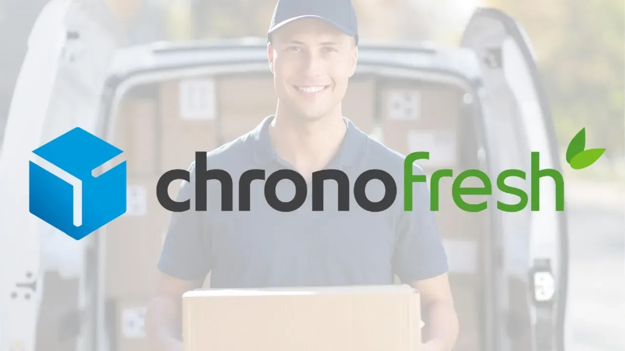 Logo Chronofresh devant un livreur souriant, un colis à la main