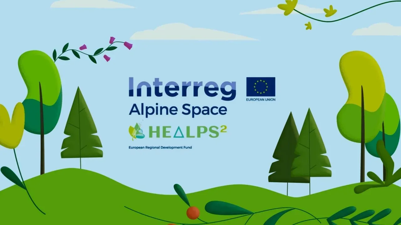 Logos Interreg Alpine Space et HEALPS2 entourés d’arbres et de collines dessinés