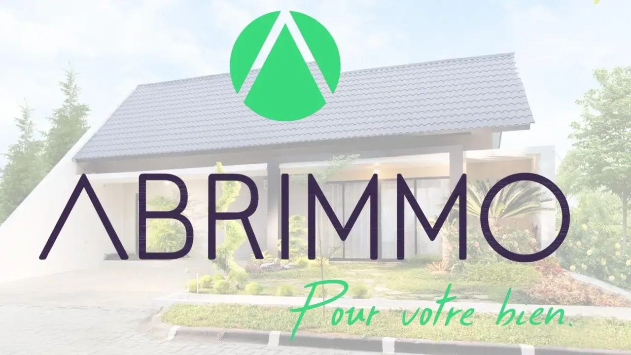 Logo Abrimmo et sa signature « Pour votre bien » devant une maison contemporaine