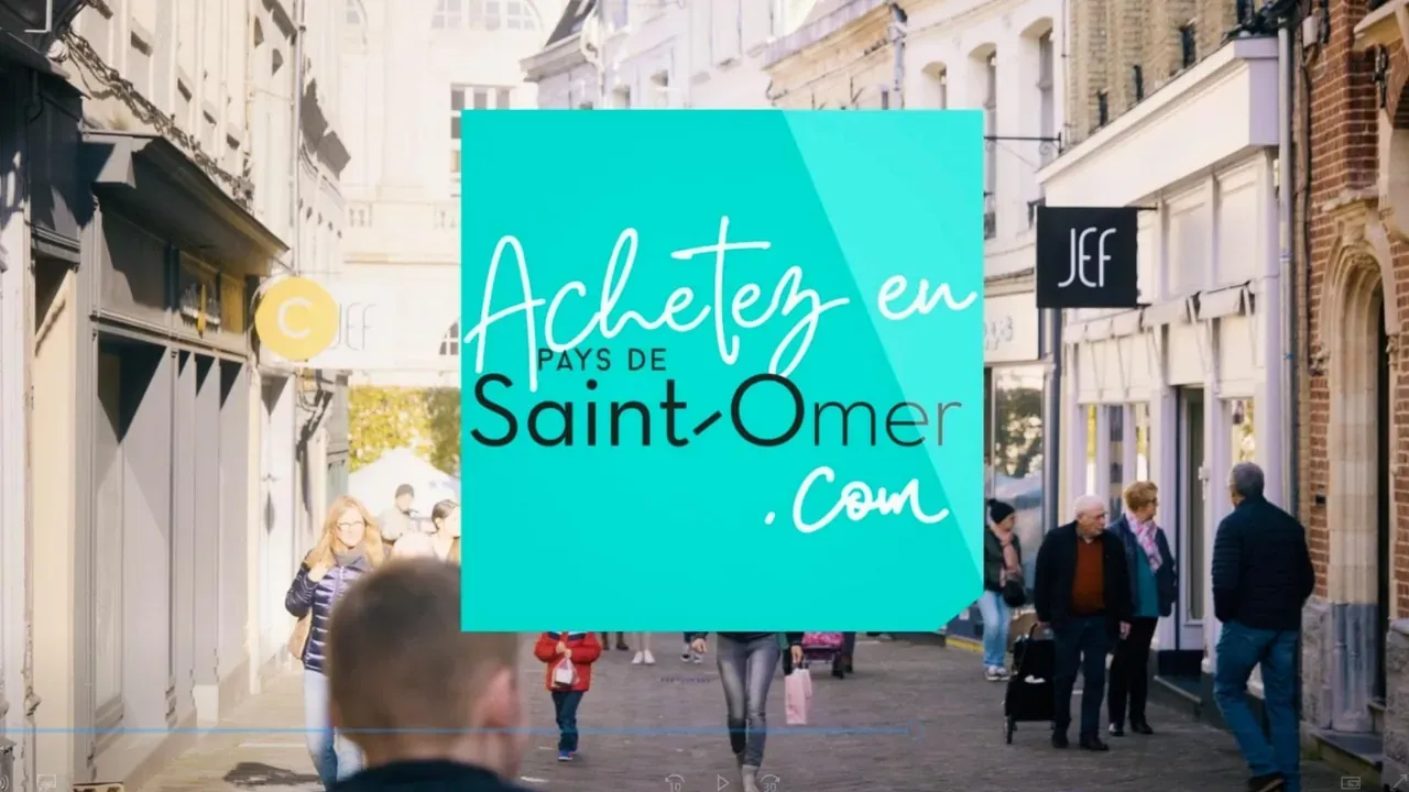 Rue commerçante animée et logo « Achetez en Pays de Saint-Omer »