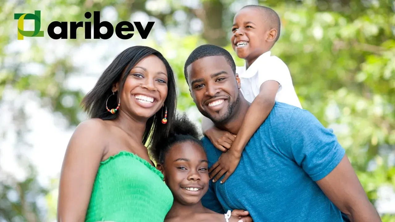 Famille souriante, les parents et leurs deux enfants, logo Aribev