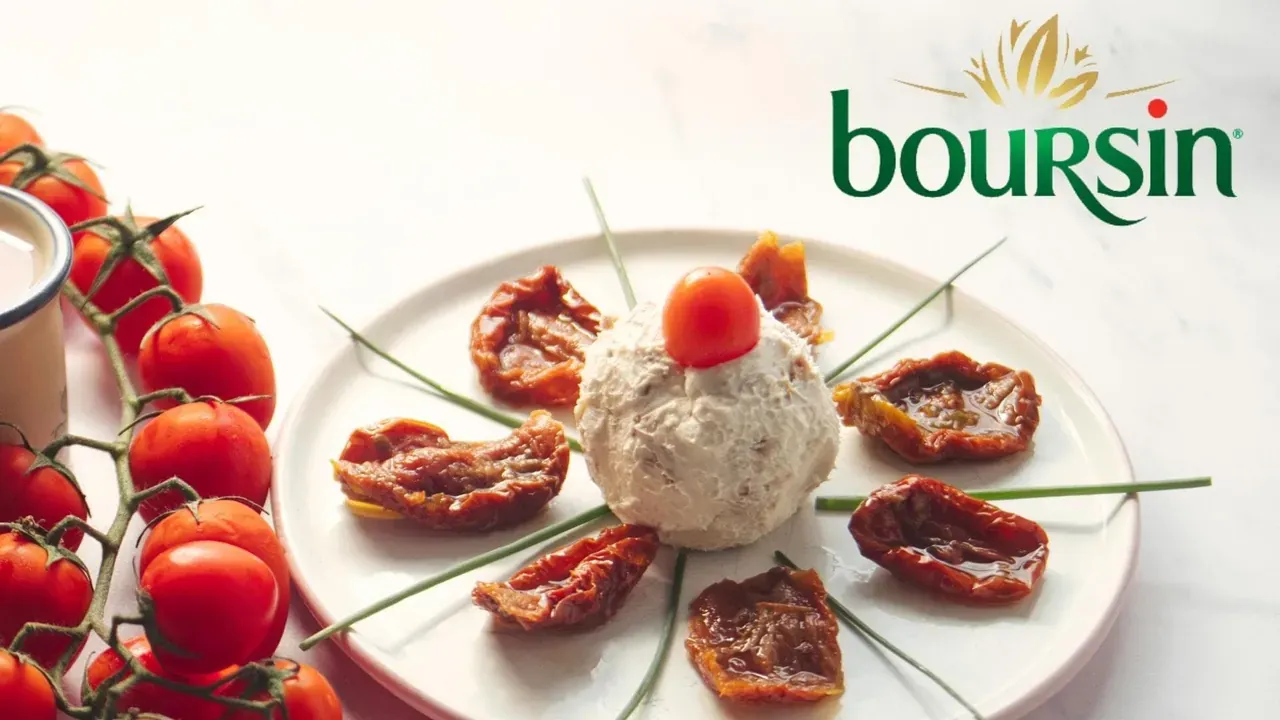 Fromage Boursin servi avec des tomates séchées et des tomates cerises