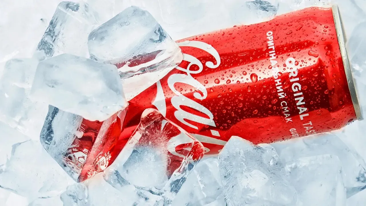 Canette rouge de Coca-Cola posée dans des glaçons