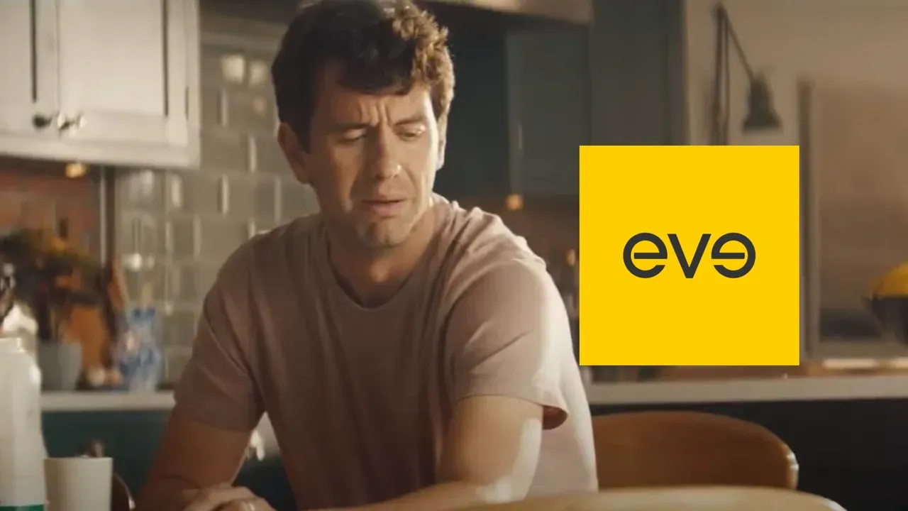 Homme mal réveillé assis à la table de sa cuisine, logo eve