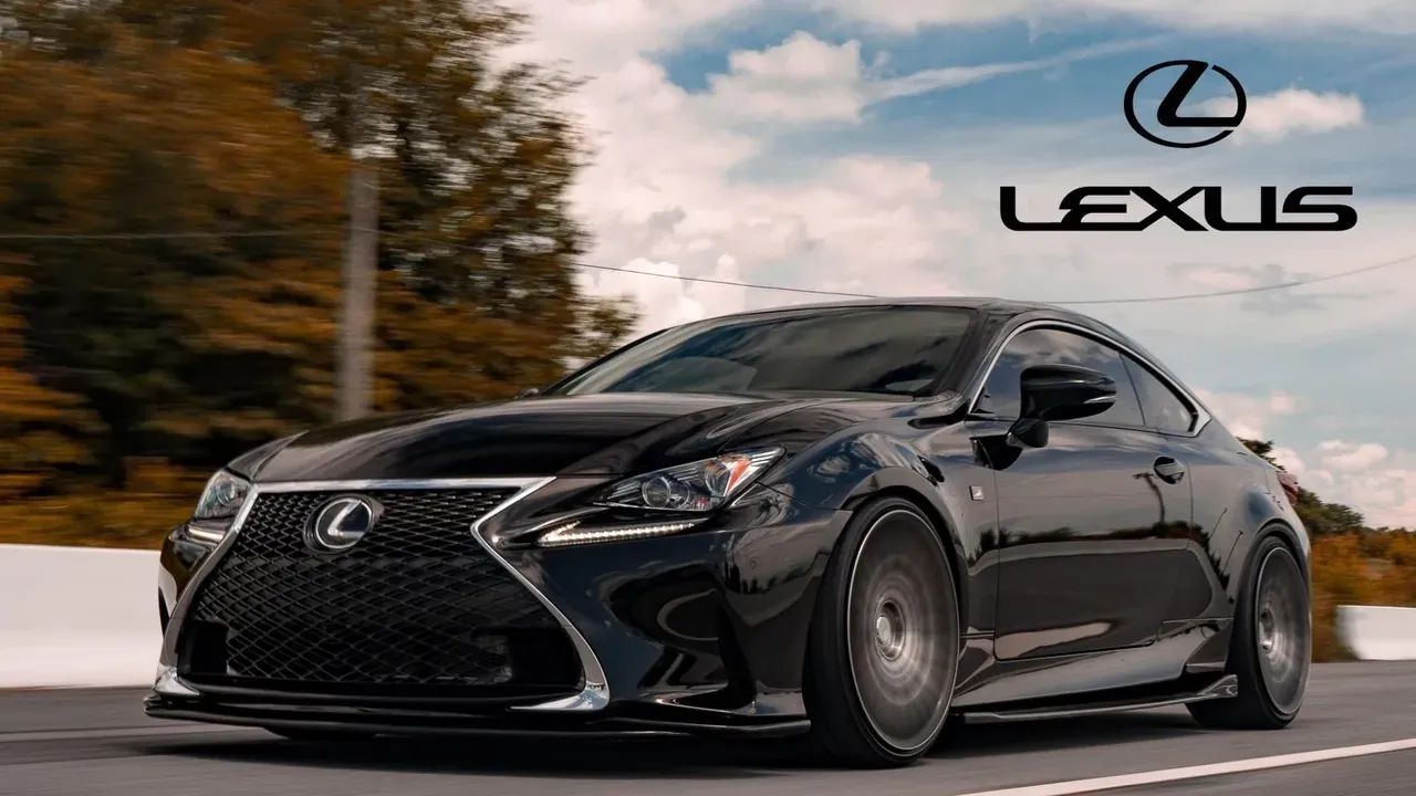 Coupé Lexus noir sur une route, logo Lexus