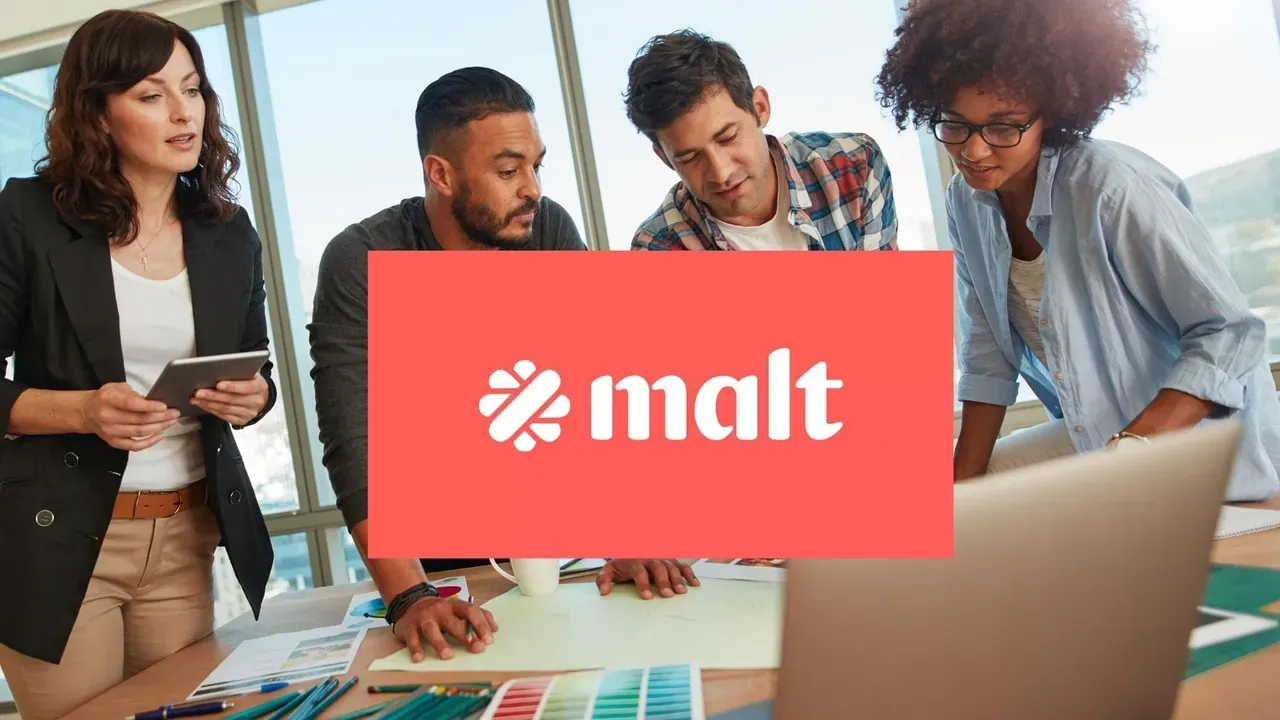 Quatre collègues autour d’un ordinateur portable, logo Malt