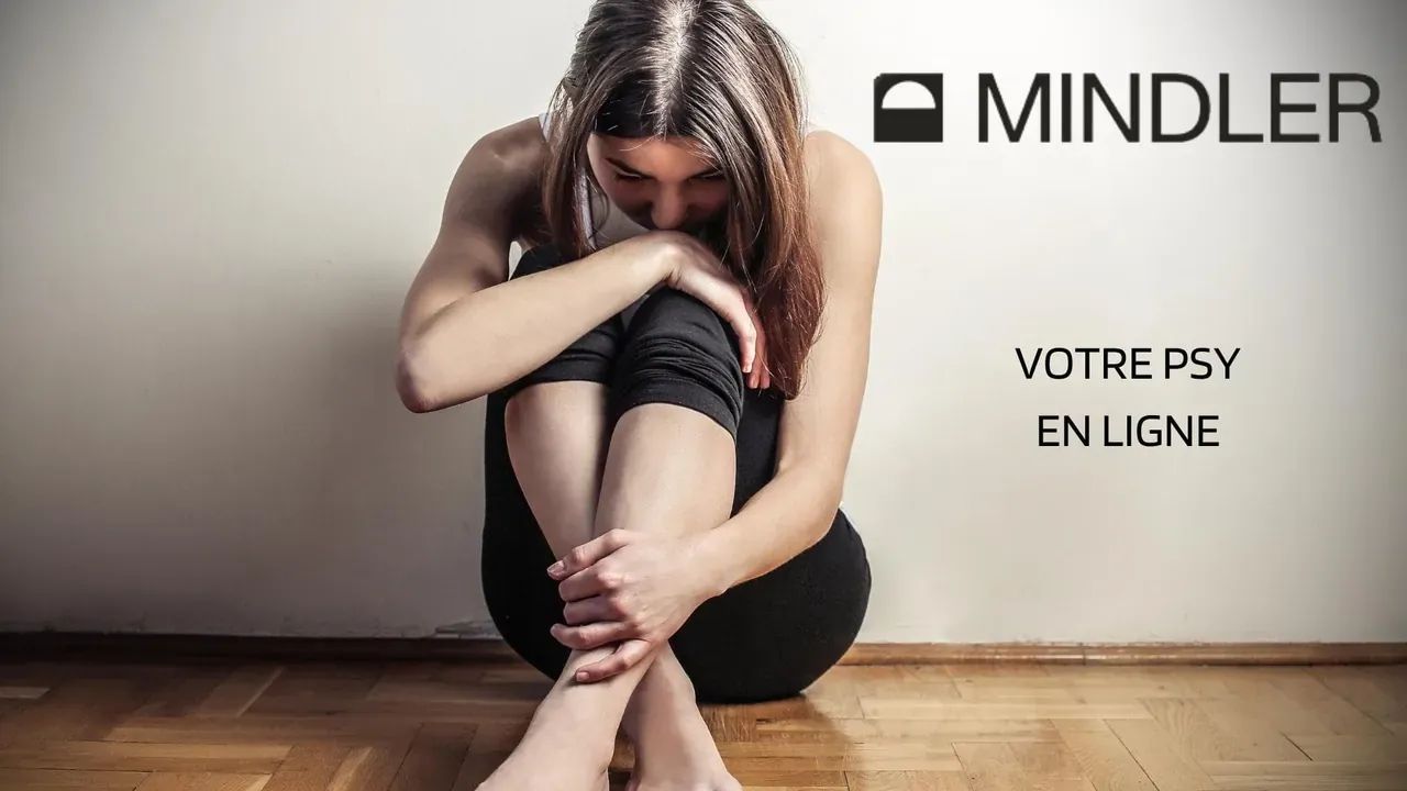 Jeune femme assise au sol, la tête sur les genoux, logo Mindler et « Votre psy en ligne »