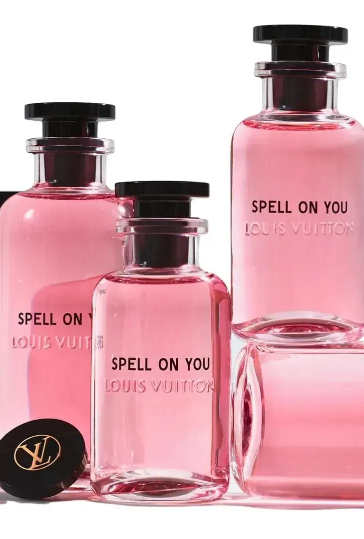 Flacons roses du parfum Spell on You de Louis Vuitton : publicité avec la voix off femme d’Estelle Hubert