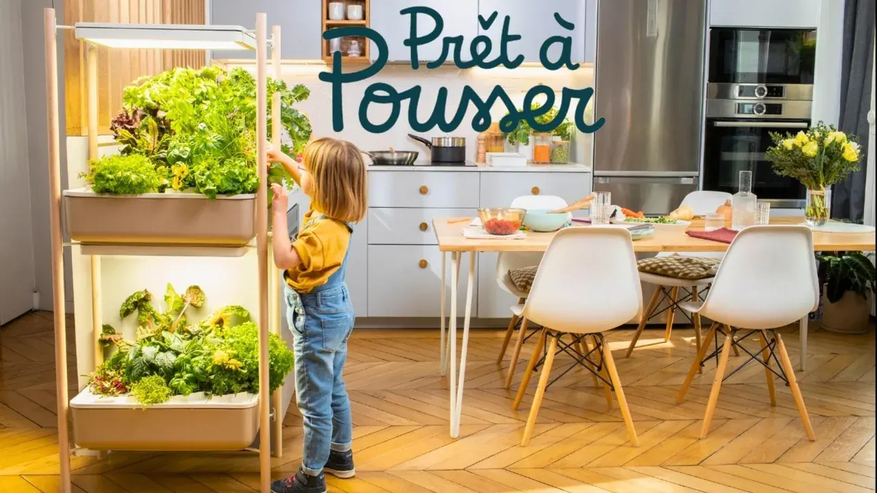 Enfant devant un potager d’intérieur éclairé dans une cuisine, logo Prêt à Pousser