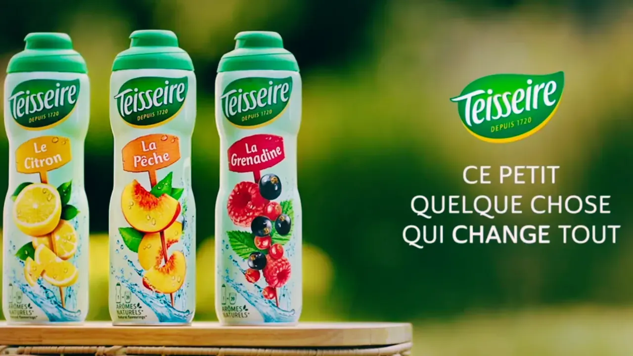 Trois bouteilles de sirop Teisseire, citron, pêche et grenadine, et la signature « Ce petit quelque chose qui change tout »