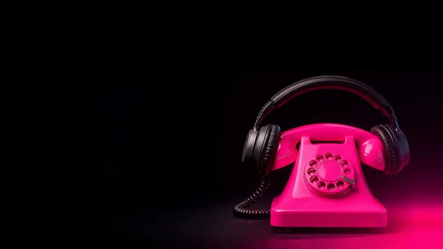 Téléphone et casque, visuel de la page répondeur et attente téléphonique