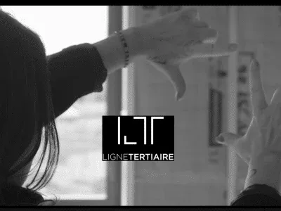 Logo Ligne Tertiaire sur une scène d’aménagement intérieur en noir et blanc