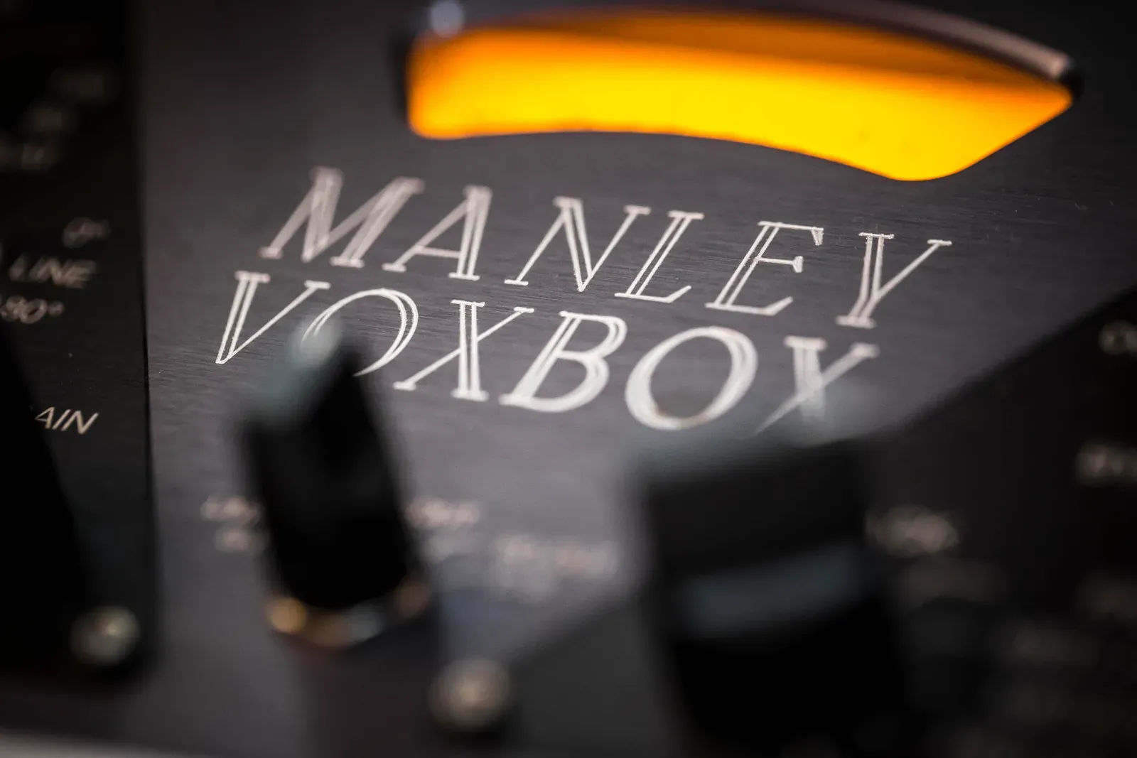 Gros plan sur la façade gravée du channel strip à lampes Manley VoxBox