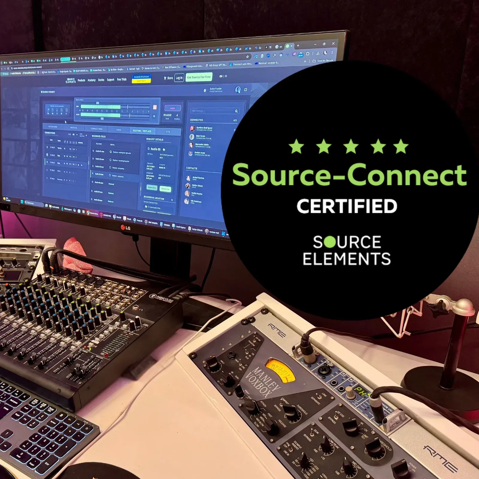 Badge Source-Connect Certified de Source Elements devant la régie d’Estelle Hubert, voix off femme : Source-Connect ouvert à l’écran, channel strip Manley VoxBox et interface RME Fireface UC