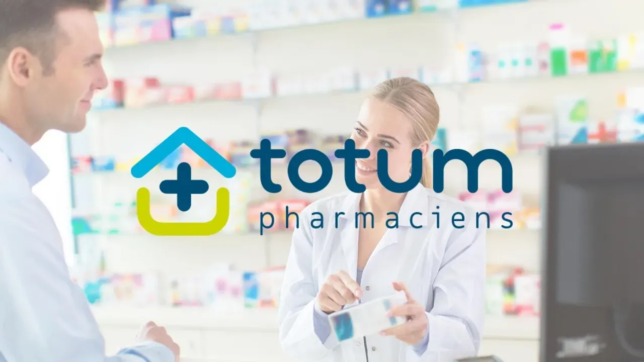 Pharmacienne conseillant un client au comptoir, logo Totum pharmaciens