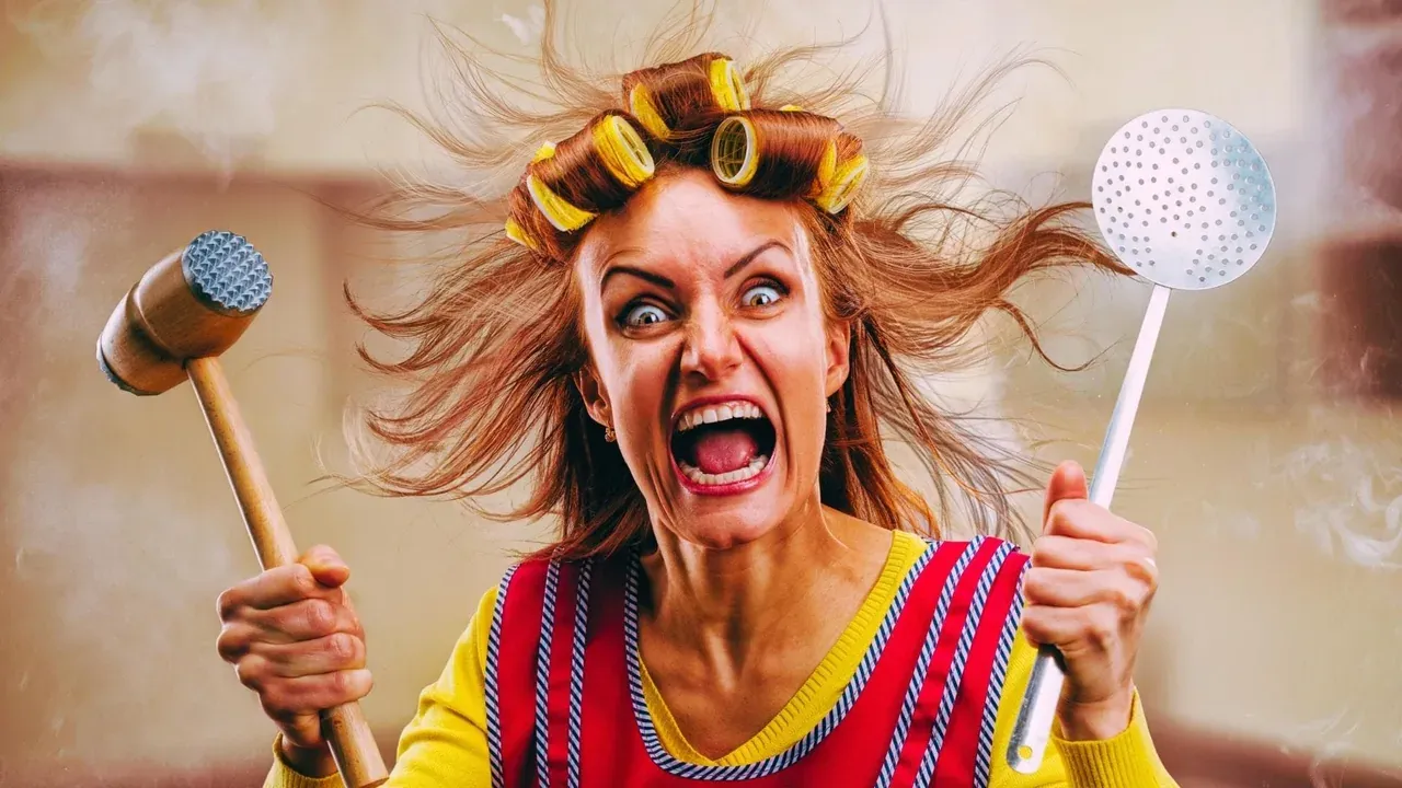 Femme aux bigoudis, un maillet à viande et une écumoire levés, expression exagérée