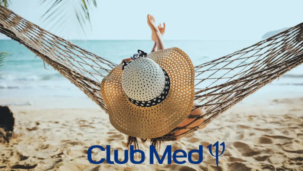 Vacancière dans un hamac au bord de la mer, logo Club Med