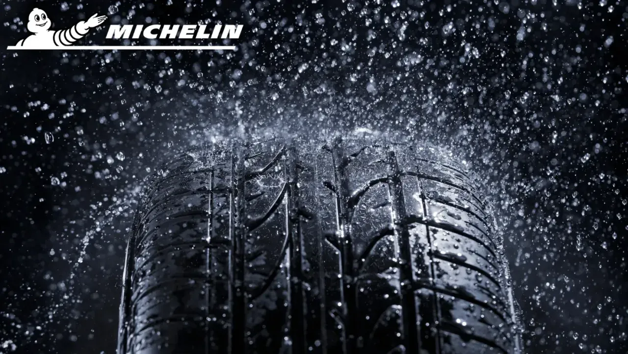 Pneu sous des projections d’eau, logo Michelin