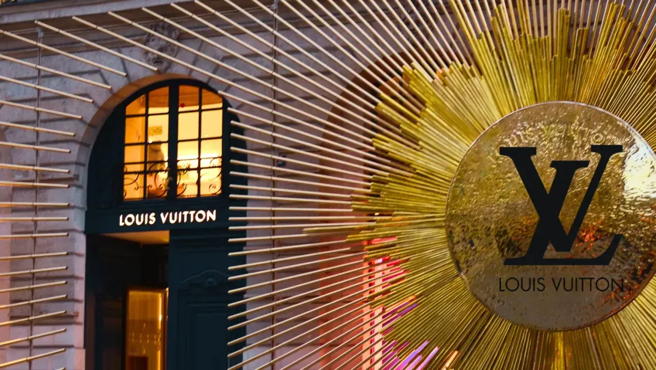 Façade Louis Vuitton et emblème doré rayonnant