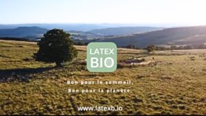 Paysage naturel avec le logo LatexBio et le slogan "Bon pour le sommeil, bon pour la planète.