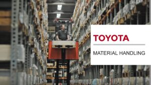 Conducteur utilisant un gerbeur électrique Toyota Material Handling dans un entrepôt, accompagné du logo Toyota