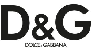 Logo Dolce & Gabbana, symbolisant l’élégance et le luxe, utilisé pour une publicité narrée avec une voix off sensuelle et féminine par Estelle Hubert.