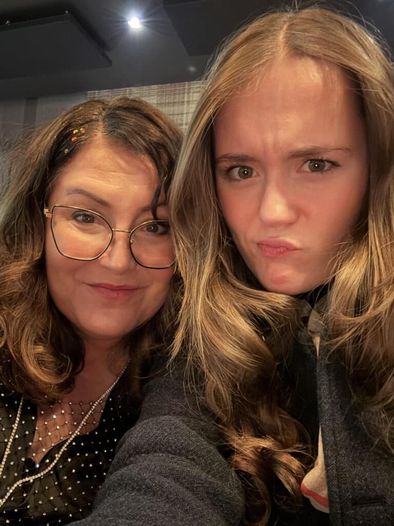 Dynamic and amusing photo of Estelle Hubert and Florine Hubert, highlighting their mother-daughter complicity in their child voice-over work.