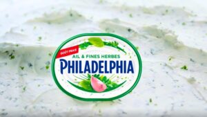 Image de la publicité Philadelphia avec une voix off enfant interprétée par Florine Hubert.