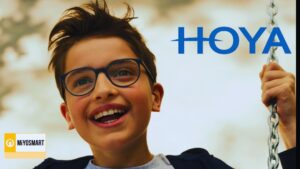 Un garçon souriant sur une balançoire dans la publicité TV belge Hoya MyoSmart, avec la voix off douce et maternelle d’Estelle Hubert.