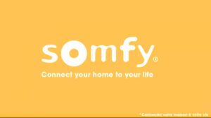 Logo Somfy sur fond jaune avec le slogan « Connect your home to your life ».