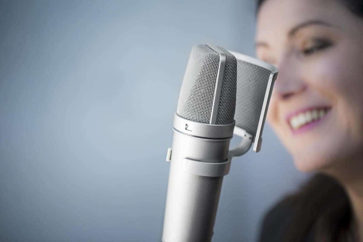 Estelle Hubert, comédienne voix off publicité enregistre avec son micro Neumann U87